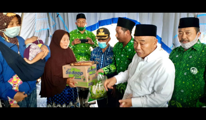 Para korban gempa di Malang sangat senang dan terharu menerima bantuan sembako dari ASC Foundation.