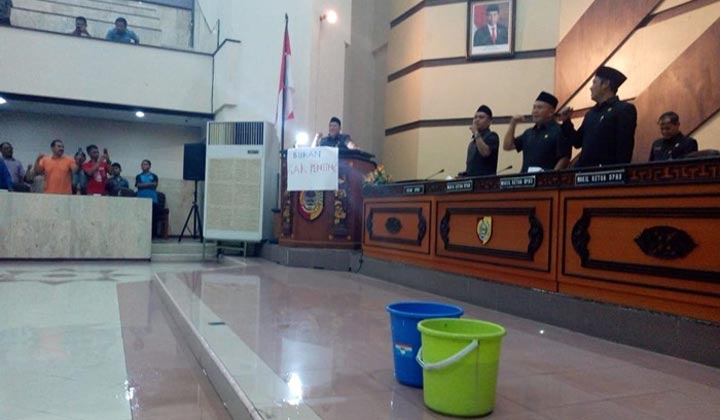 Anggota Pansus Hak Angket menyanyikan lagu Maju Tak Gentar sebelum menutup rapat.