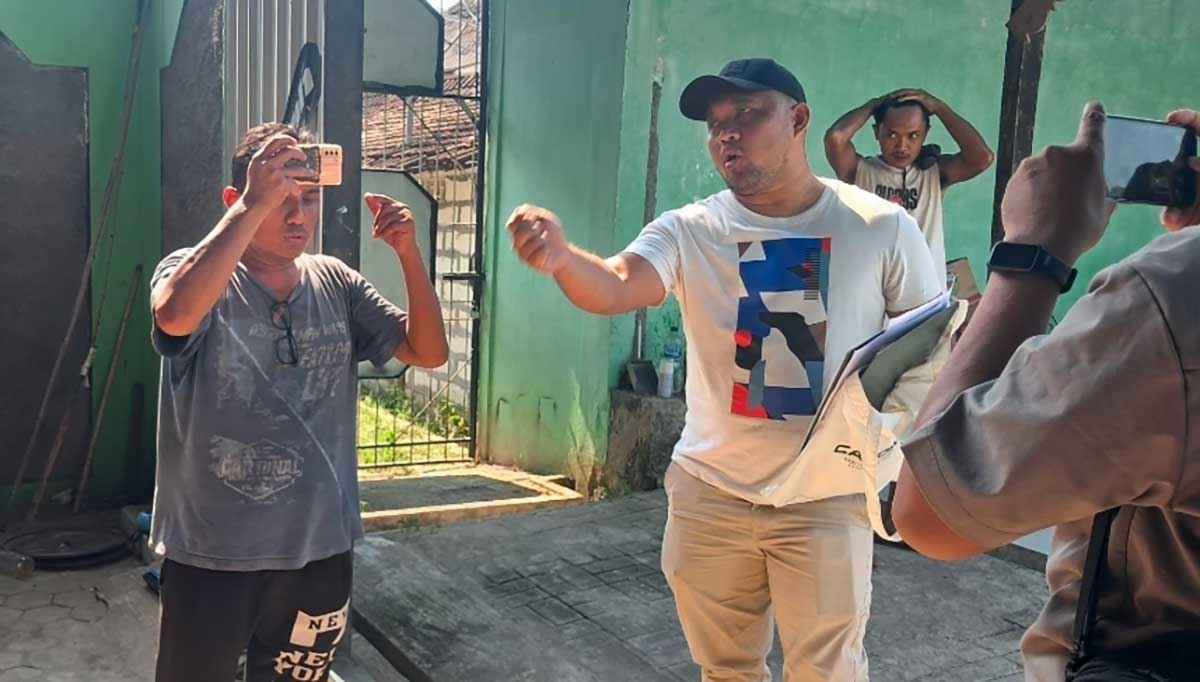 Yoyok (Baju Putih) saat berada di lokasi bangunan dan mencoba berkomunikasi dengan pemilik lama.