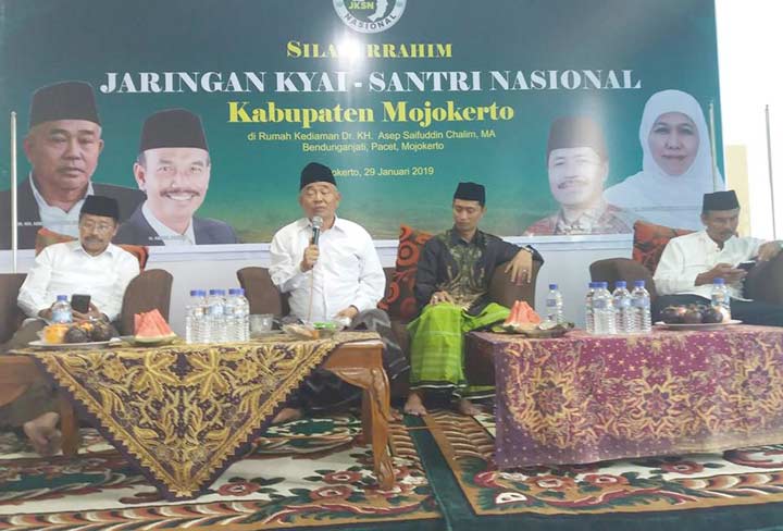 Dr KH Asep Saifuddin Chalim, MA (pegang mik) dan KH Muhammad Roziqi (paling kiri) dalam acara JKSN di kediaman Kiai Asep Saifuddin Chalim di Pacet Mojokerto, Selasa (29/1/2019). foto: BANGSAONLINE.com