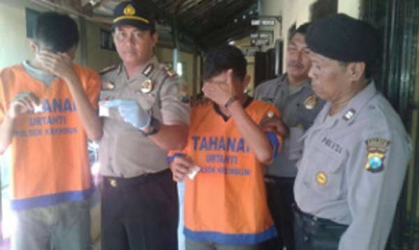 Dua tersangka saat diamankan di Mapolsek Krembung. foto: catur 