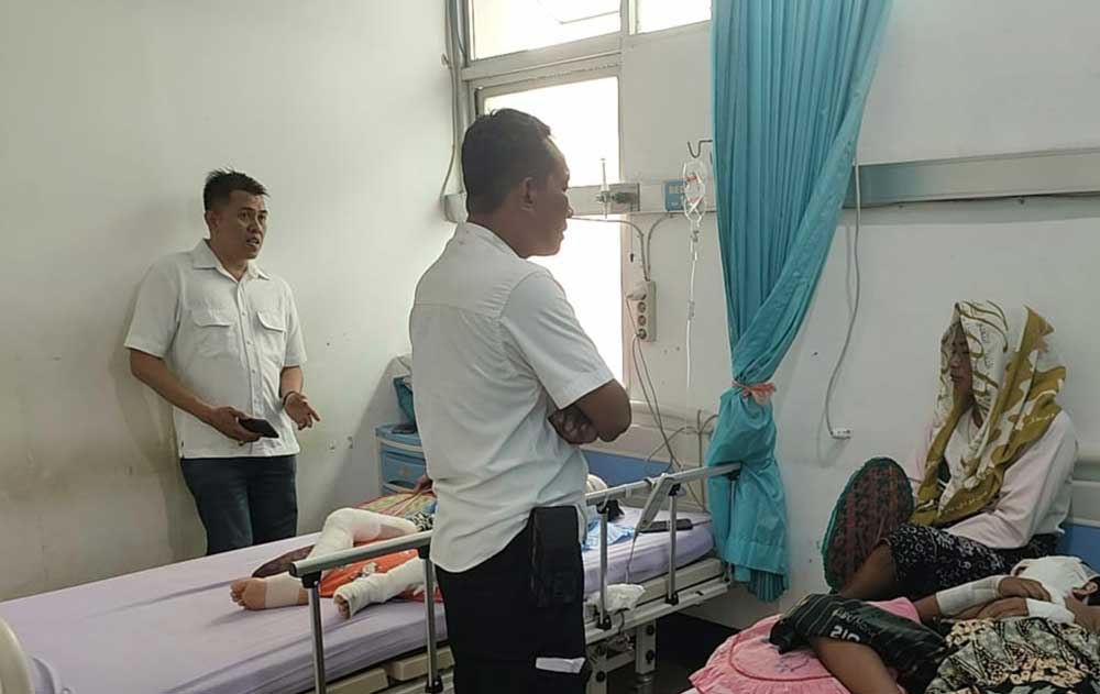Petugas kepolisian mendatangi rumah sakit untuk menjenguk kondisi korban.