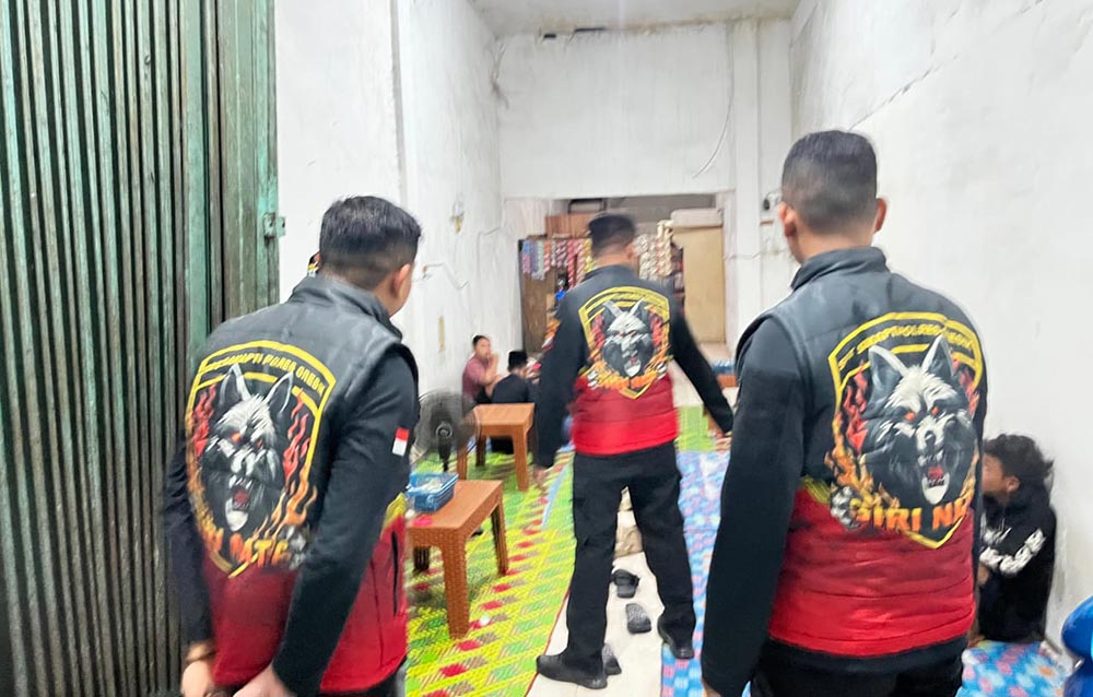 Petugas Polres Gresik saat razia warung remang-remang di Desa Roomo. Foto: Ist.
