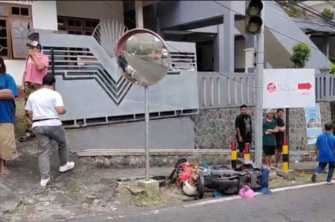 Kondisi kendaraan yang dikemudikan oleh warga asal Surabaya yang diduga alami rem blong di di Jalur Klemuk, Songgoriti, Kota Batu, Rabu (25/3/2025). Foto: Ist.