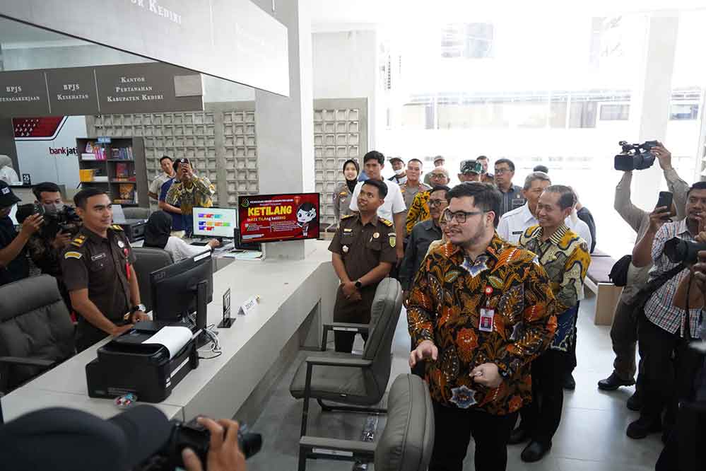 Bupati Kediri Hanindhito Himawan Pramana saat meninjau stan-stan pelayanan di Mall Pelayanan Publik (MPP). (Ist)