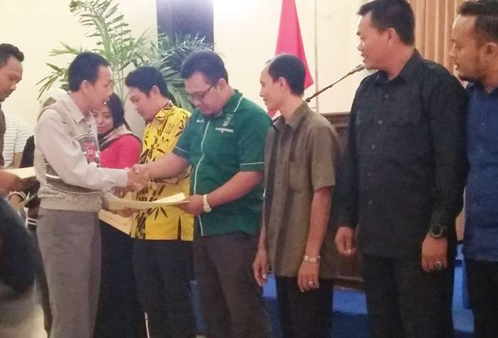 Ketua KPU Lamongan Imam Ghozali saat memberikan bukti lolos verifikasi.