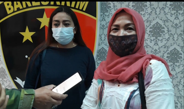 SW (berjilbab) usai melapor ke Satreskrim Polres Kediri Kota. (foto: MUJI/ BANGSAONLINE).