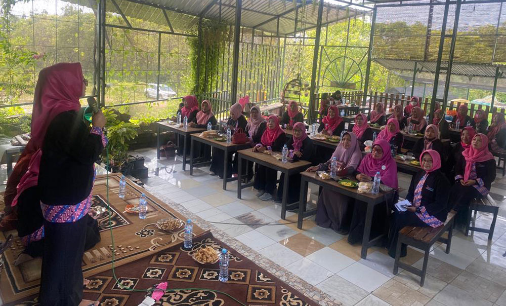 Wakil Ketua DPRD Gresik Nur Saidah saat memberikan arahan kepada pengusaha perempuan yang tergabung di Ipemi. foto: SYUHUD/ BANGSAONLINE