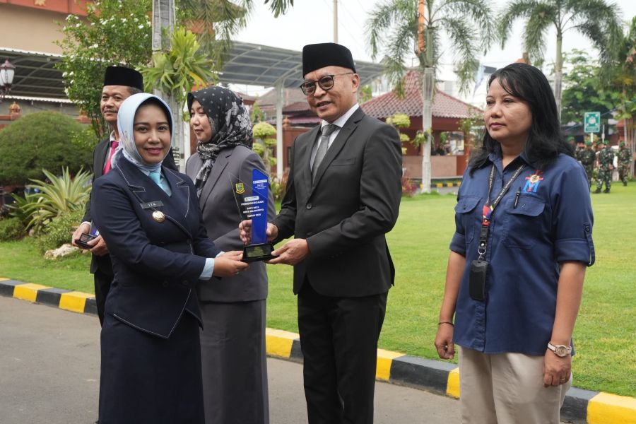 Wali Kota Mojokerto, Ika Puspita Sari saat menyerahkan penghargaan kepada Agung Moeljono Soebagijo, Kepala Dinas Pendidikan dan Kebudayaan