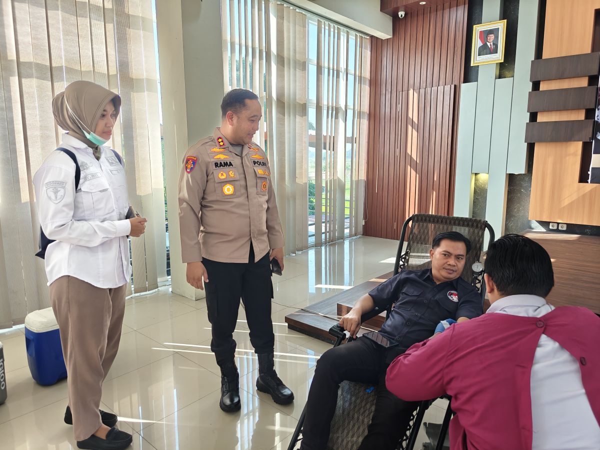 Kapolres Gresik saat menyaksikan langsung kegiatan donor darah