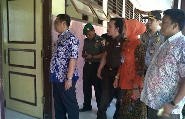 Jajaran Forpimda mengamati dari luar pintu kelas agar tak mengganggu siswa yang mengerjakan soal ujian. foto: ferry/BANGSAONLINE