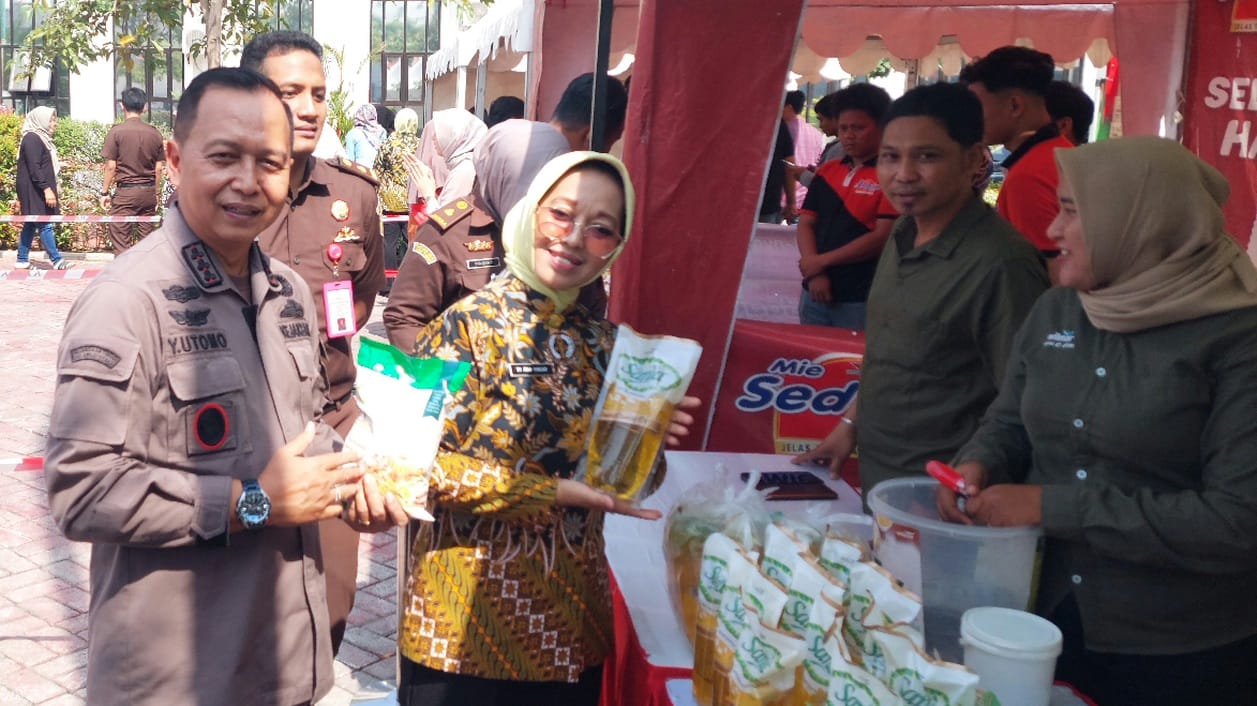 Kajari Gresik, Yanuar Utomo (kiri), saat meninjau pasar murah. Foto: Ist.