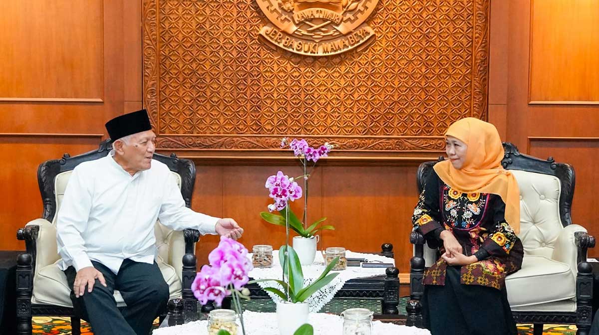 Gubernur Khofifah saat menerima kunjungan Ketua PWNU Jatim, KH Abdul Hakim Mahfudz.