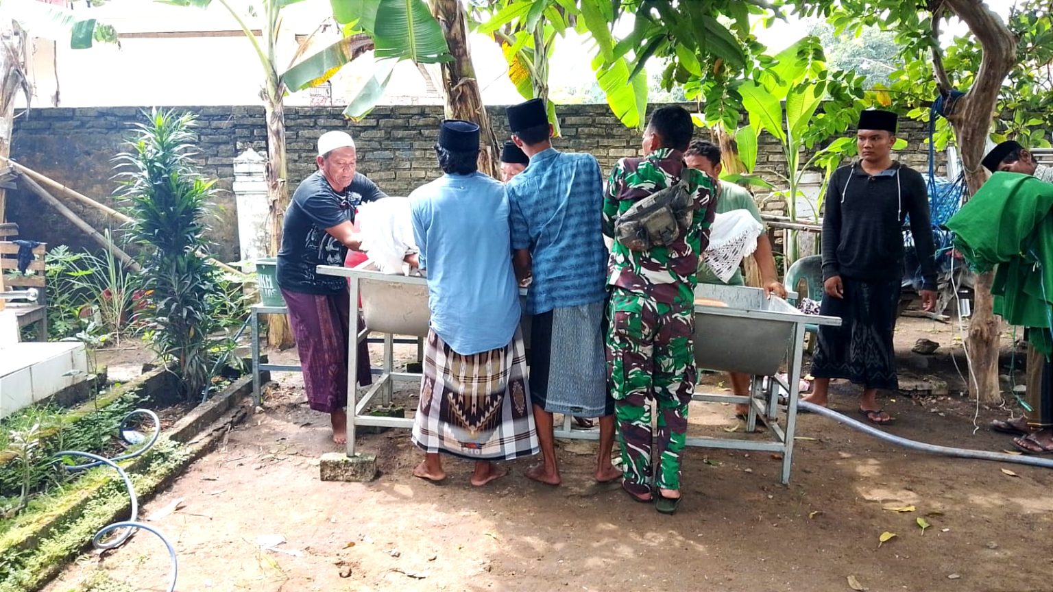 Jenazah korban saat dimandikan di rumah duka. (dok. Satpolairud Polres Bangkalan)