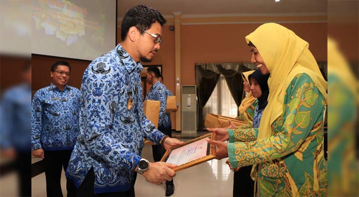 Wakil Wali Kota Pasuruan Raharto Teno Prasetyo saat menyerahkan penghargaan.