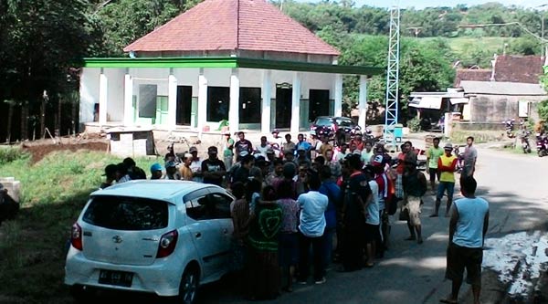 Sengketa tanah wakaf masjid sudah berlangsung puluhan tahun antara ahli waris pemberi wakaf dan penerima wakaf. foto: feri/ BANGSAONLINE
