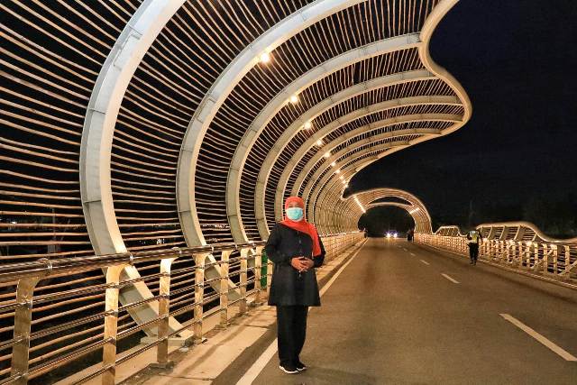Gubernur Jawa Timur, Khofifah Indar Parawansa di pantai Marina Boom Banyuwangi. foto: ist/ bangsaonline.com