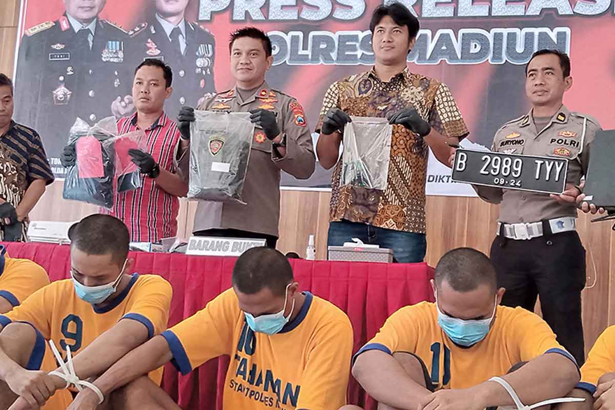 Wakapolres Madiun, Kompol Ricky Tri Darma menanyai satu persatu tersangka pencurian komputer. Foto : Hendro Suhartono/BANGSAONLINE.com