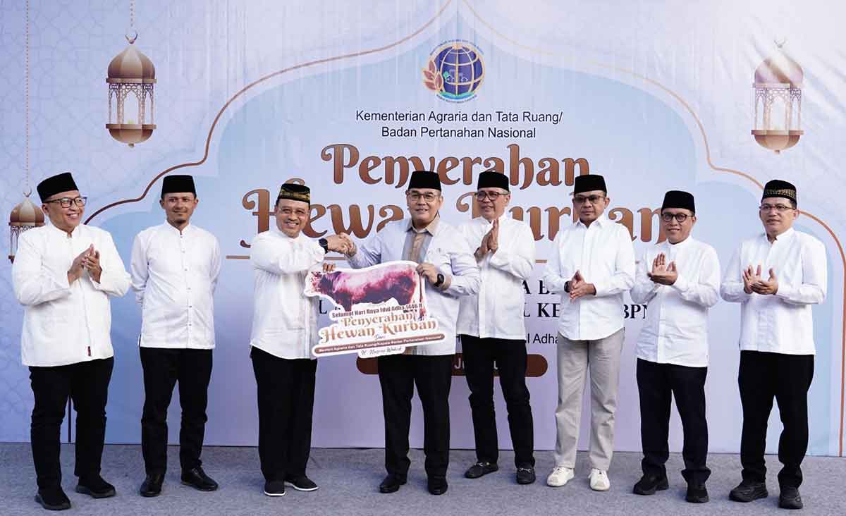 Wamen ATR/BPN ketika menyerahkan hewan kurban secara simbolis saat Idul Adha 1446 H.
