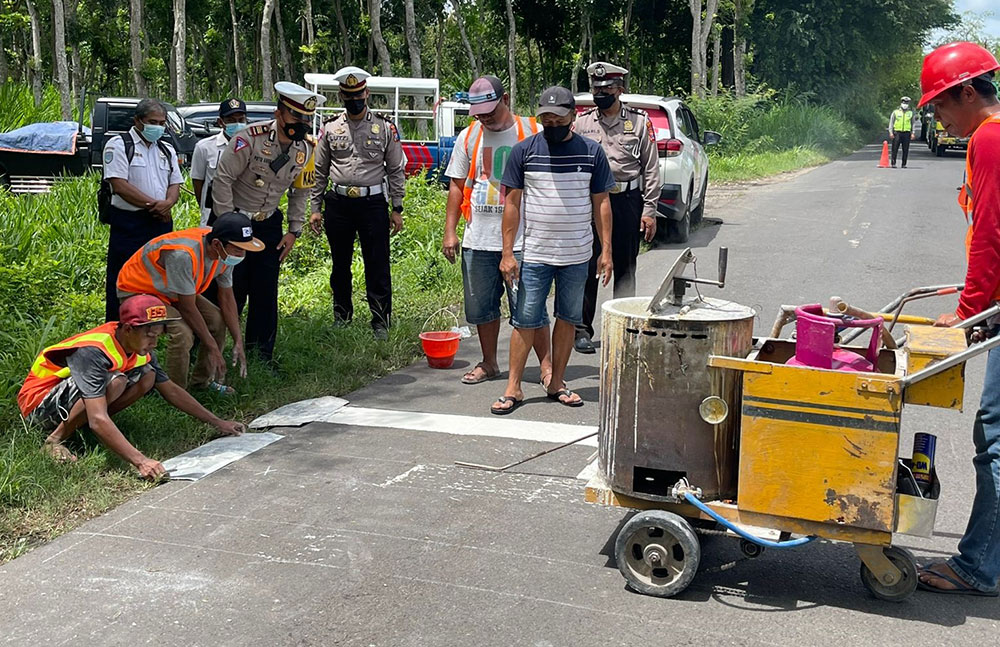 Sering Digunakan untuk Balap Liar, Satlantas Polres Blitar Pasang Garis Kejut di Jalan Ini