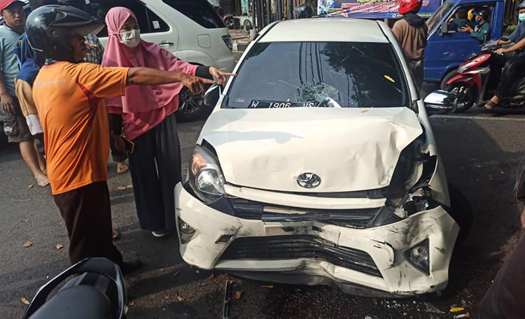 Kondisi mobil Toyota Agya usai menabrak 2 motor, 1 mobil, dan 1 pohon.
