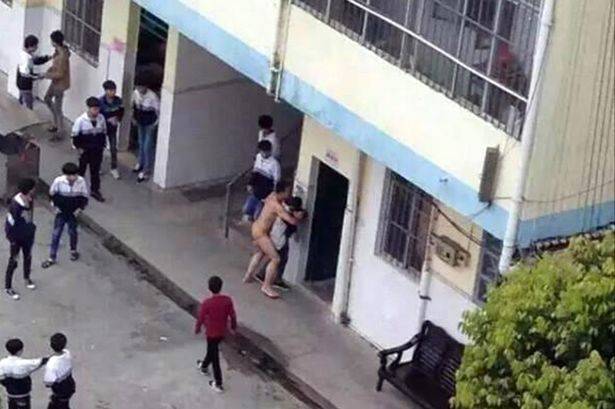 aksi yang terlalu vulgar. untung tak sampai memerkosa. foto: mirror.co.uk