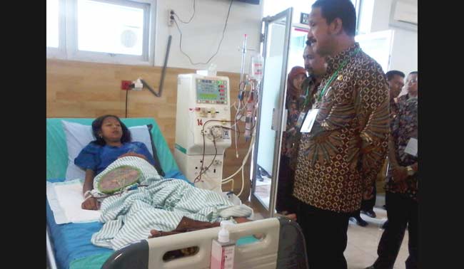 Bupati Ponorogo Ipong Muchlissoni menjenguk seorang pasien cuci darah, di RSUD dr Harjono, Ponorogo, usai melantik Plt Direktur, kemarin. 