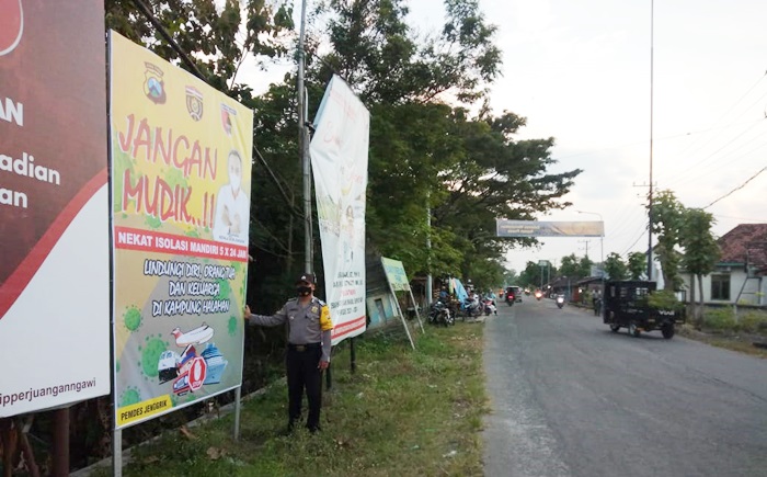 Polsek Jajaran di Ngawi Mulai Pasang Banner Peringatan Larangan Mudik