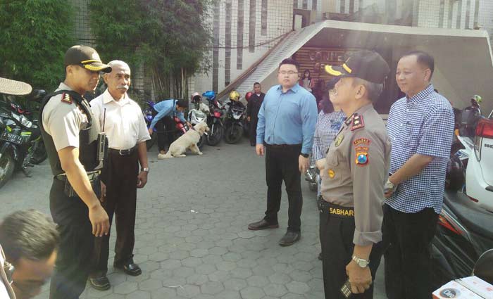 Kapolres Mojokerto Kota saat melakukan pemeriksaan penjagaan Gereja. Foto: SOFFAN/BANGSAONLINE