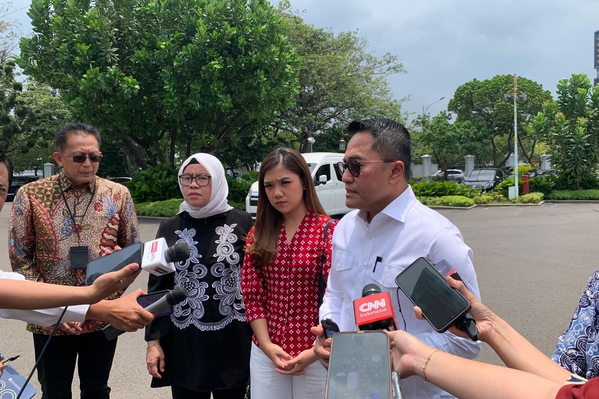 CLEAR. Setelah mendapat kritik dari berbagai pihak, termasukDewan rs, akhirnya Kepala Biro Pers, Protokol, dan Media Setpres Yusuf Permana mengaku menyesal telah mencabut ID milik reporter CNN Indoneisa Diana Valncia. Tampak mereka usai berdiskusi dengan Pemred CNN TV dan wartawan CNN Diana Valencia di Istana, Jakarta, Senin (29/9/2025). Foto: KOMPAS.com/ADHYASTA DIRGANTARA

