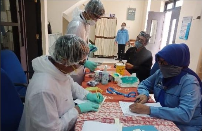 
Karyawan RRI Surabaya menjalani Swab ketiga. Hasilnya seluruhnya dinyatakan negatif. Foto : istimewa.
