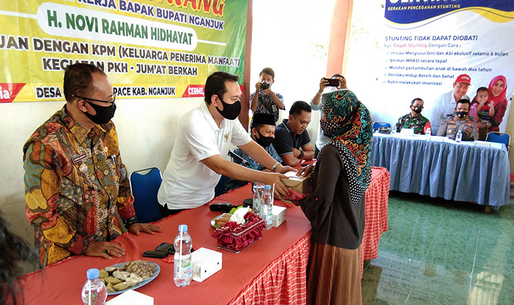 Bupati Nganjuk, H. Novi Rahman Hidayat saat memberikan hadiah bagi yang bisa menjawab pertanyaan. (foto: BAMBANG DJ/ BANGSAONLINE)