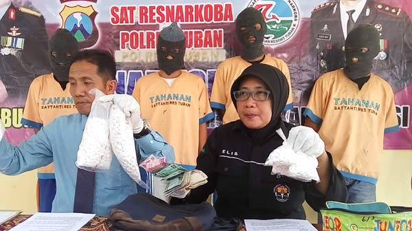 Empat tersangka saat diekspos di Mapolres Tuban. foto: suwandi/ BANGSAONLINE