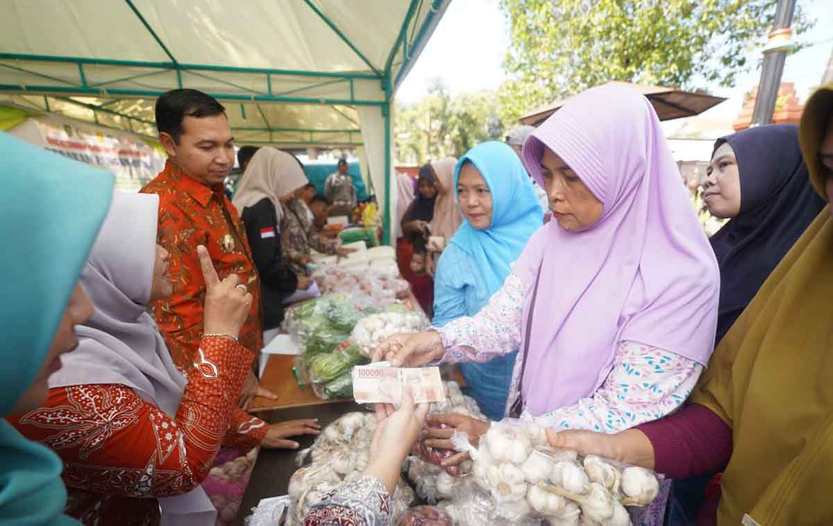 Wakil Wali Kota Madiun saat melayani masyarakat di Gerakan Pangan Murah.
