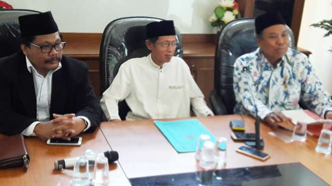 MUI Gresik ketika memberikan penjelasan soal sandal berlafadz Allah produk New Era. foto: SYUHUD/ BANGSAONLINE