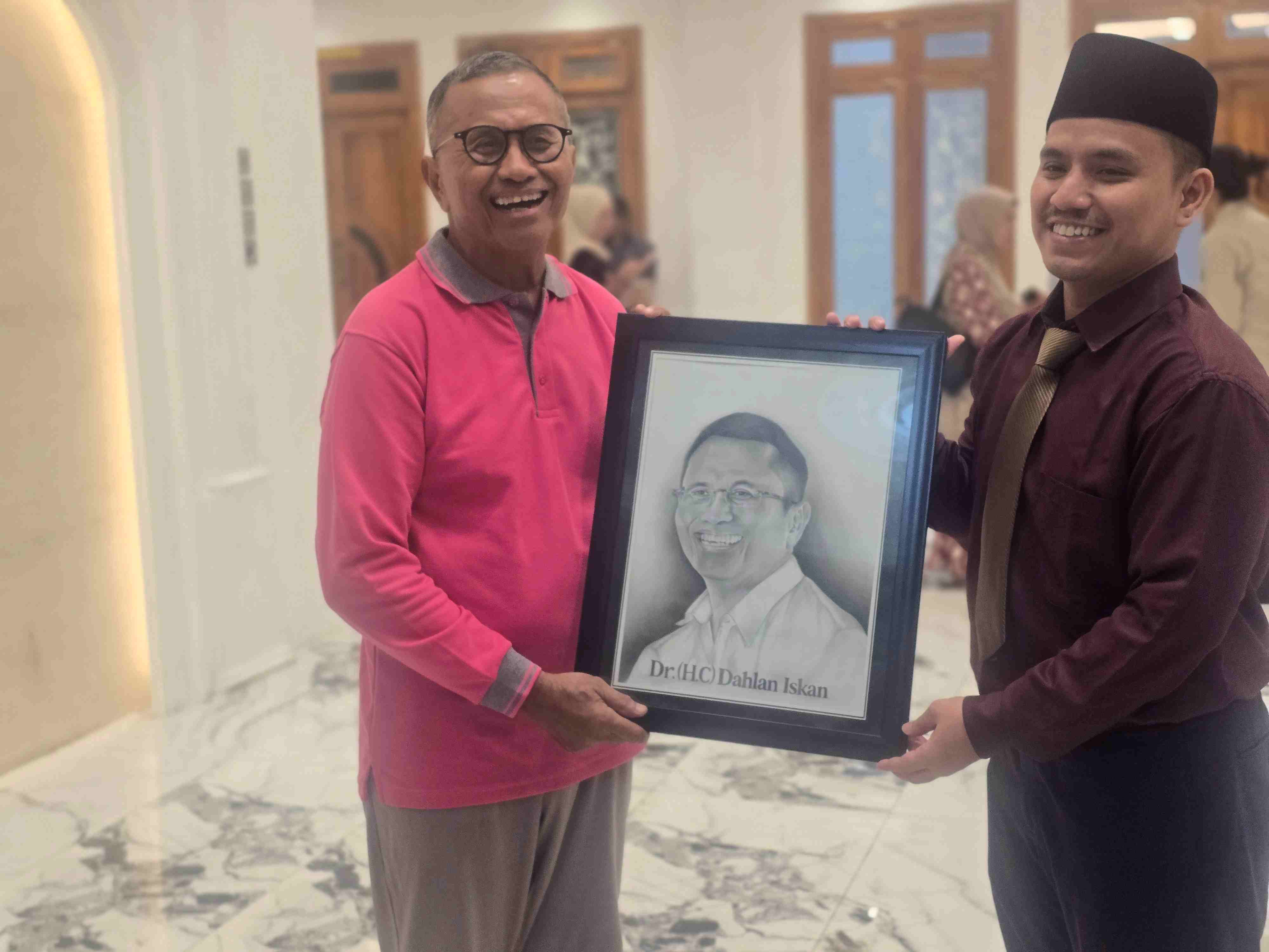 Dahlan Iskan saat menerima cindera mata dari Gus Ilyas seusai acara acara Inspirasi Nasional yang digelar Madrasah Bertaraf Internasional (MBI) Pondok Pesantren Amanatul Ummah di Masjid Raya KH Abdul Chalim Pacet Mojokerto Jawa Timur, Selasa (12/5/2026). Foto: MMA/bangsaonline