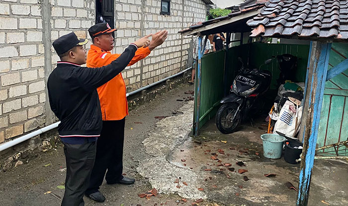 Kepala Desa Socorejo, Zubas Arief Rahman Hakim, saat meninjau rumah warga yang rusak akibat hujan deras disertai angin kencang.