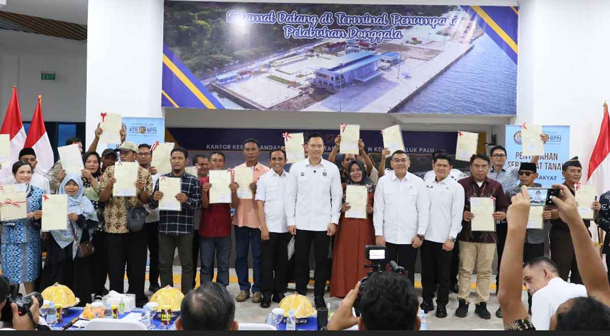 Menko IPK bersama Wamen ATR/BPN saat menyerahkan 160 sertifikat tanah kepada pemerintah daerah dan masyarakat di Sulawesi Tengah.