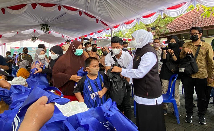Gubernur Jatim, Khofifah Indar Parawansa, saat menghadiri operasi pasar minyak goreng murah yang berlangsung di UPT Bapenda Bangkalan.
