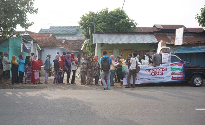 Antrean warga dalam Operasi Pasar yang digelar Disperindag Jombang. foto: RONY S/ BANGSAONLINE