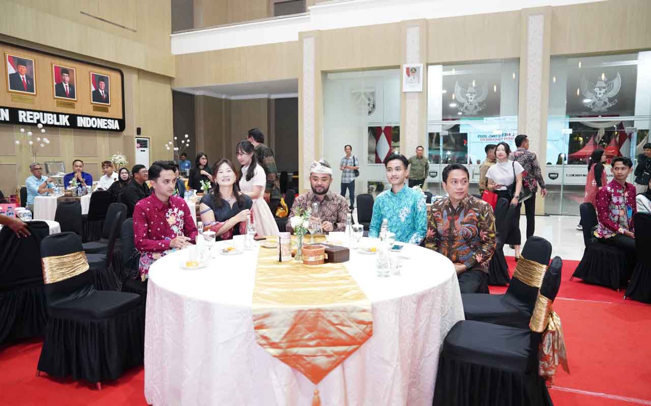 Wakil Wali Kota Batu, Heli Suyanto duduk bersama dengan beberapa anggota Tourism Promotion Organization (TPO), di Graha Pancasila, Balai Kota Among Tani, Kota Batu, Kamis (31/7/2025). Foto: Ist.