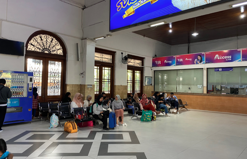 Pantauan arus mudik di pintu keberangkatan KA Lokal Stasiun Surabaya Gubeng (dok. RRI)