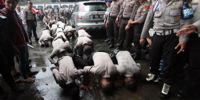 Anggota polisi melakukan sujud syukur usai putusan hakim memenangkan BG. (foto: dany permana/tribunnews.com)