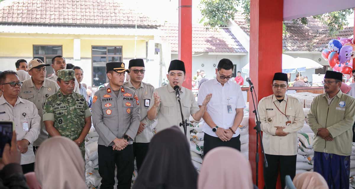 Bupati Jember saat memberi sambutan ketika distribusi bantuan beras di kawasan Mangli.