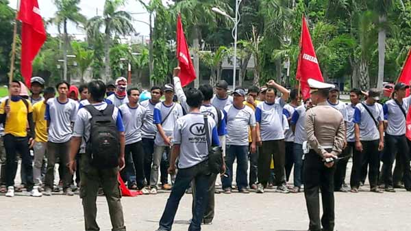 Buruh di Gresik ketika demo menuntut hak. foto: syuhud/ BANGSAONLINE