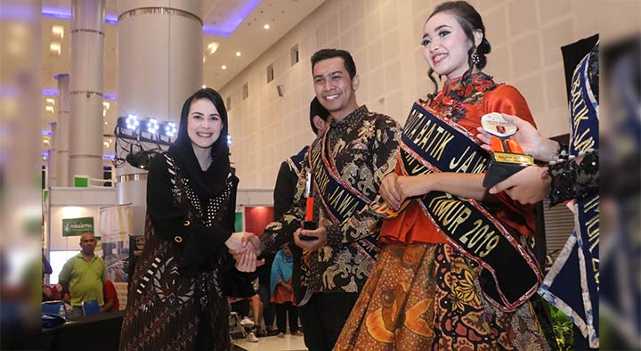 Arumi Bachsin saat menghadiri Pemilihan Duta Batik Jawa Timur 2019 di Grand City, Surabaya. foto: ist