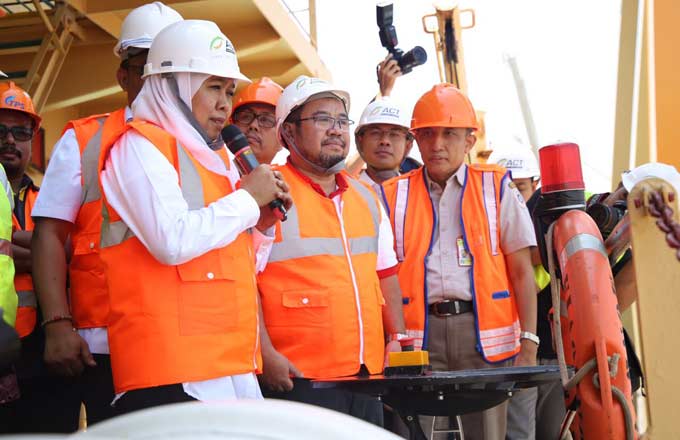 Mensos Khofifah Indar Parawansa di atas KM Cimbria sebelum melepas bantuan beras untuk rakyat Rohingya.