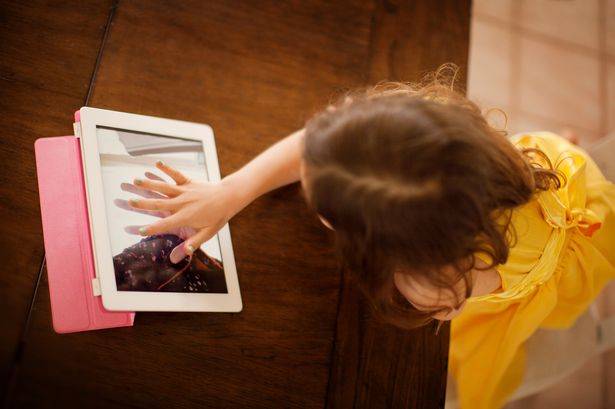Ajak Jalan-jalan Anak yang Kecanduan Gadget untuk Selamatkan Mata dari Miopia