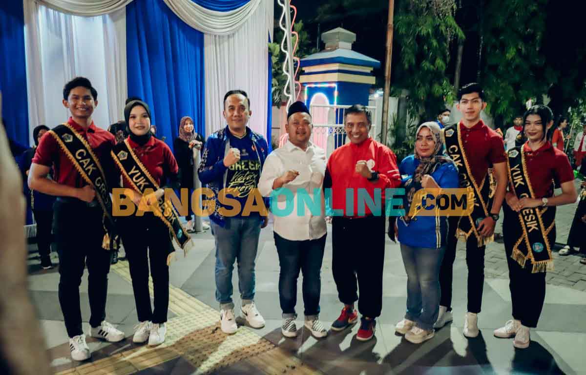 Bupati Gresik, Fandi Akhmad Yani (empat dari kanan), bersama Ketua KONI Gresik, dan Kepala Disparekrafbudpora . Foto: SYUHUD/BANGSAONLINE