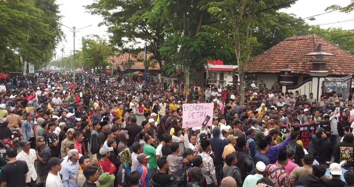 Aksi damai yang digelar ribuan petani dan buruh tembakau di Pamekasan.